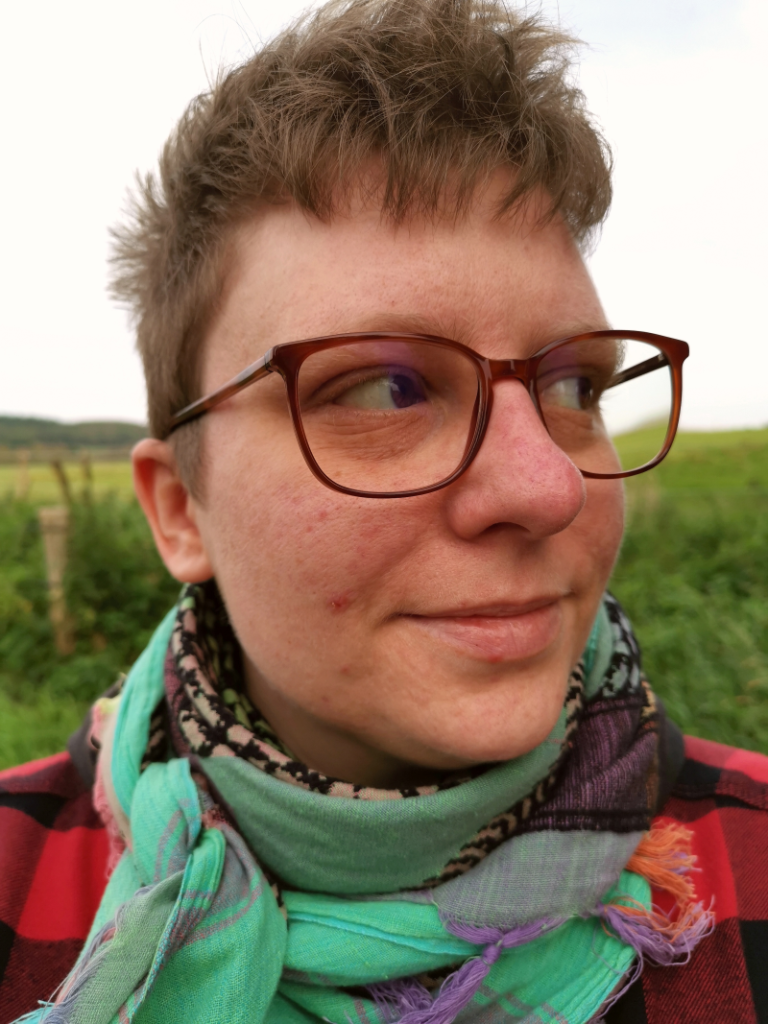 Et billede af Charlotte med natur som baggrund